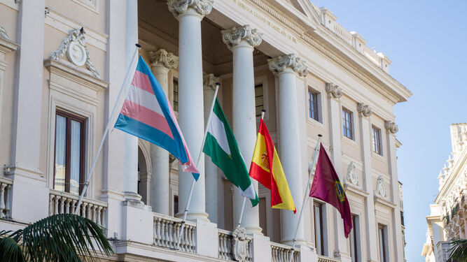 El Ayuntamiento luce la bandera trans
