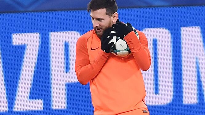 Leo Messi agarra la pelota durante el entrenamiento en el Juventus Stadium.