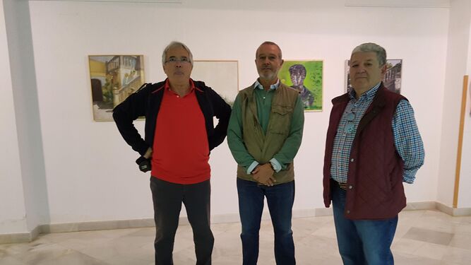 El promotor de la exposición, Eduardo Ruiz Gollury, junto a miembros de la Academia de Bellas Artes.