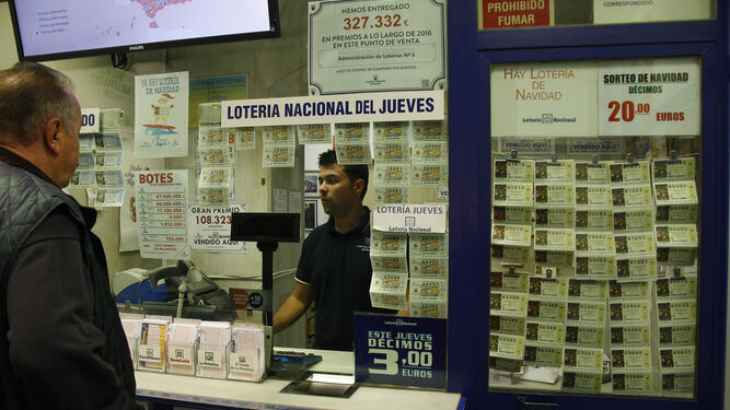 Una de las administraciones de Lotería de la ciudad, donde se animan las ventas para la Navidad.