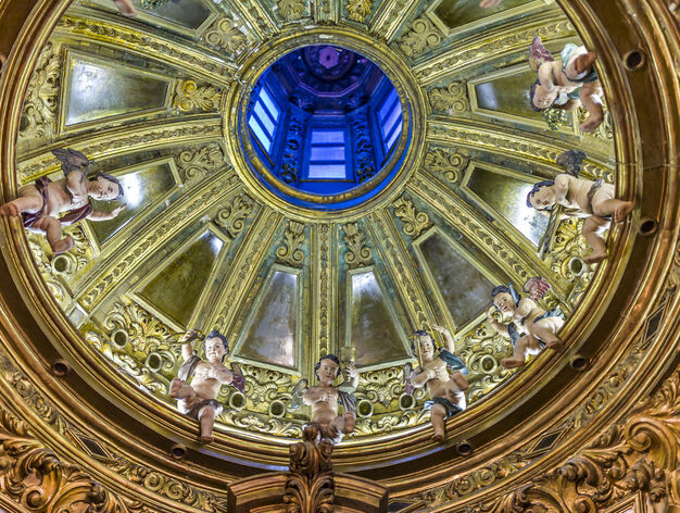 En la iglesia de San Juan de Dios, observen su bella c&uacute;pula y el retablo mayor que es de estilo barroco