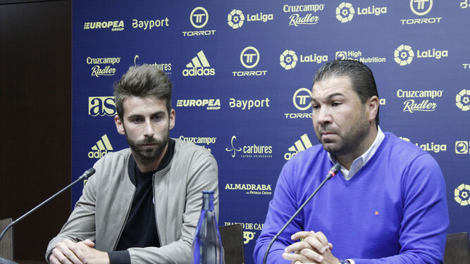 José Mari (i) y Juan Carlos Cordero, ayer en la presentación del acuerdo de renovación del futbolista.