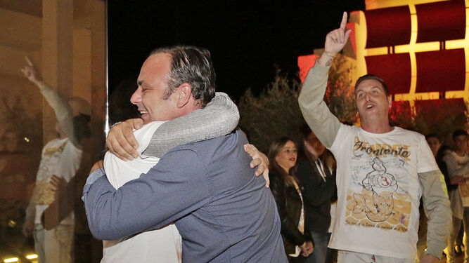 Ángel León, ayer abrazando a su equipo a su llegada al restaurante portuense.