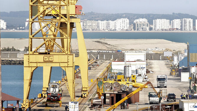 Imagen del puerto gaditano con las obras de la nueva terminal de contenedores  al fondo.