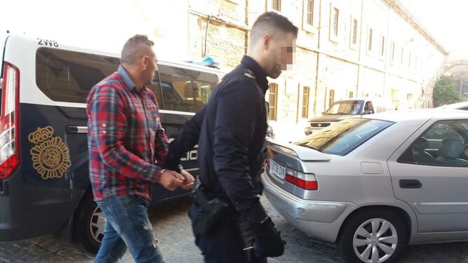 El autor de los hechos llegó a la Audiencia de Cádiz procedente de prisión por otras causas judiciales.