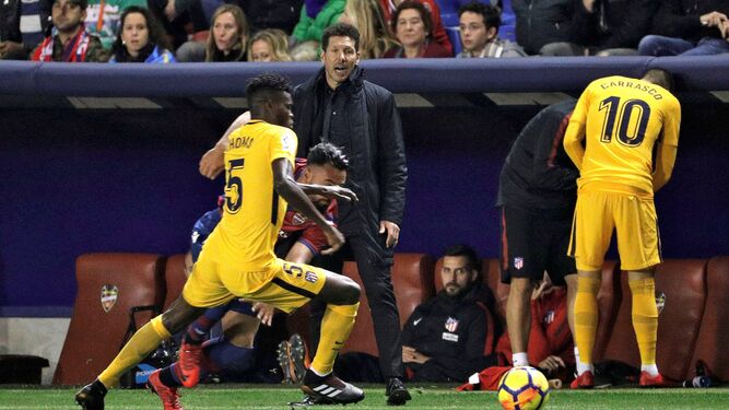 El técnico del Atlético, Diego Simeone, observa la pugna entre Thomas y Morales.