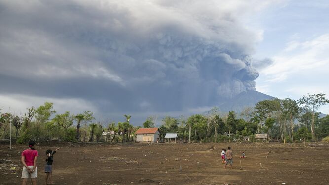 Elevan la alerta en Bali ante la erupción del volcán Agung