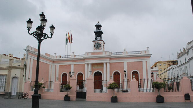 Fachada principal del Ayuntamiento de Puerto Real, en la Plaza de Jesús.