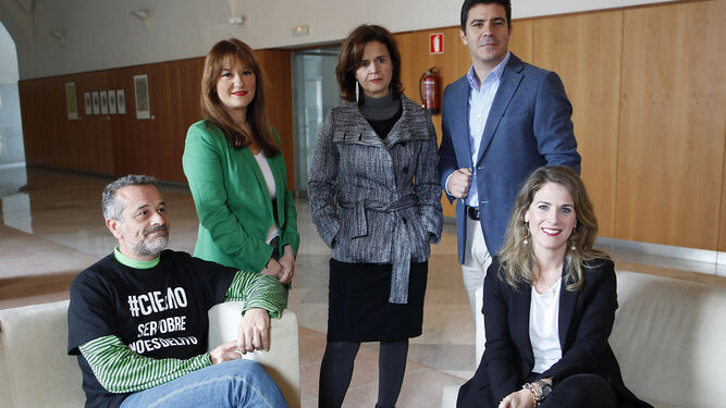 José Antonio Castro, Verónica Pérez, Esperanza Gómez, Sergio Romero y Ana Mestre, el pasado miércoles en el Parlamento.