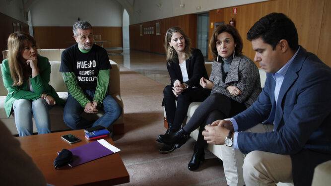 Los representantes del PSOE, IU, PP y Ciudadanos escuchan una intervención de Esperanza Gómez, de Podemos.