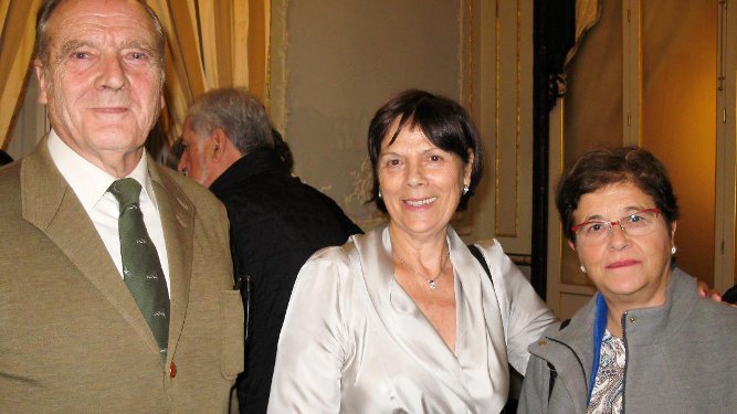 El presentador del acto Guillermo Cervera con la escritora Lourdes Vázquez y Carmen Reina.