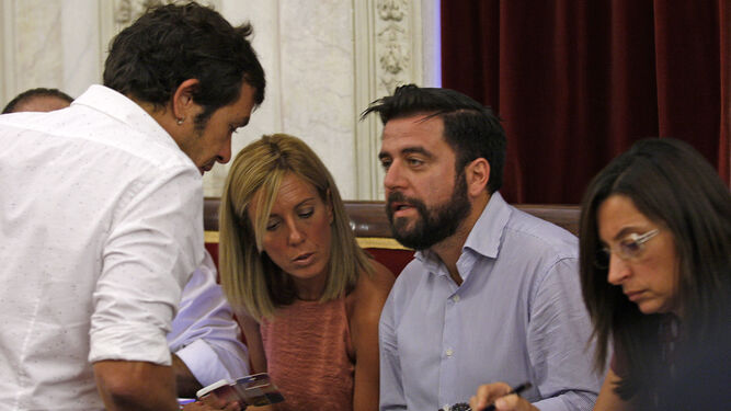 El alcalde, José María González, de pie, habla con el socialista Fran González en presencia de María José Rodríguez y Victoria Rodríguez.