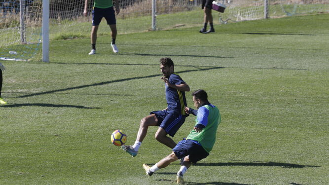 Carpio cierra el lanzamiento a Álvaro García en un partido de entrenamiento.