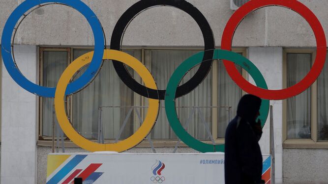 Un hombre pasa delante de los anillos olímpicos que decoran el acceso a la sede del Comité Olímpico Ruso en Moscú.