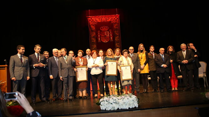 Foto de grupo de cargos públicos con los galardonados tras la entrega de las distinciones en la mañana de ayer.