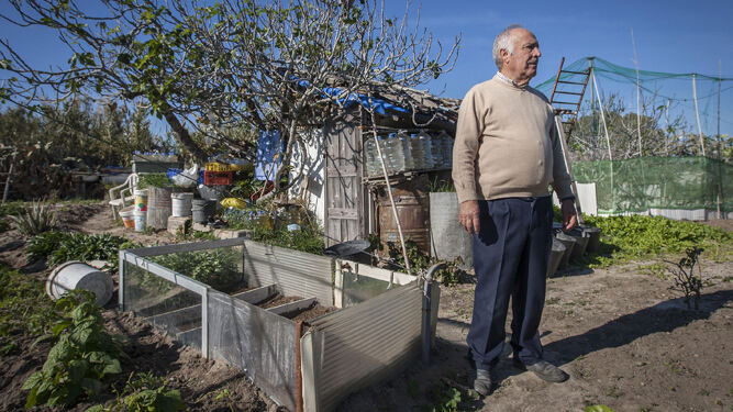 Manuel Sánchez posa en el corazón del huerto del que dice disfrutar desde hace 37 años por su condición de guardia civil.