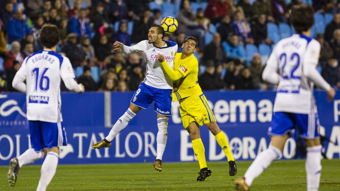 Borja Iglesias se anticipa a Garrido en el salto para cabecear el balón.