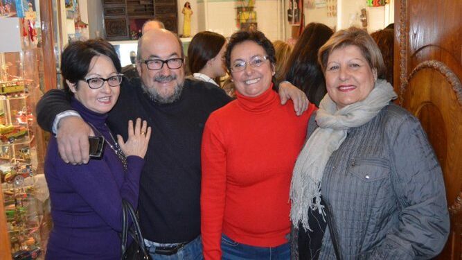 Carmen del Castillo, Pepe Jiménez, Toñi Castillo y Loli Román, en el stand del coleccionista.