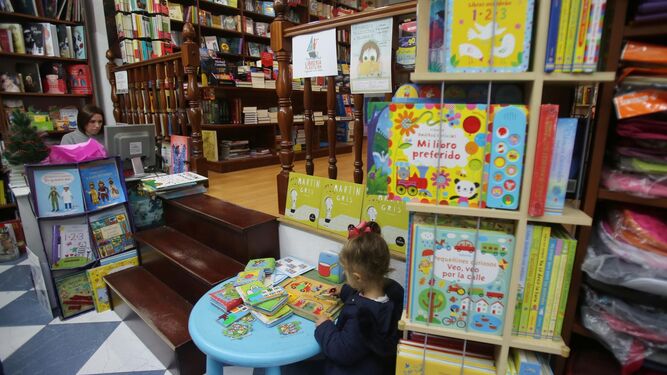 Espacio dedicado a la literatura infantil y juvenil en la librería Plastilina.