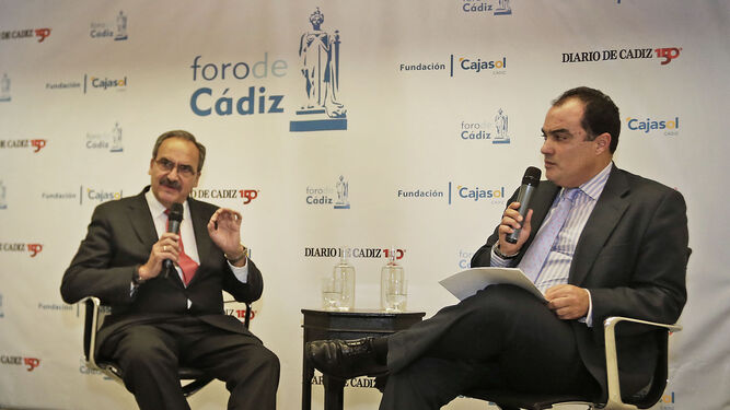 Prudencio Escamilla contesta al director de Diario de Cádiz, David Fernández, en el turno de preguntas del público.