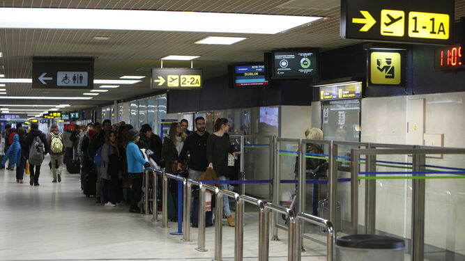 Varias personas esperan a pasajeros en el vestíbulo de llegadas del aeropuerto  de San Pablo.