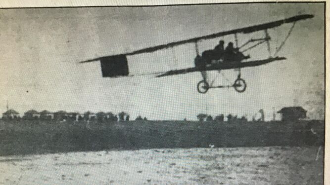 El biplano de Benito Loygorri, volando en las proximidades del Balneario Reina Victoria de Cádiz.
