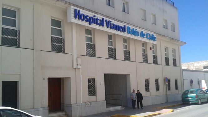 Fachada principal del Hospital Viamed Bahía de Cádiz en la calle Arroyuelo.