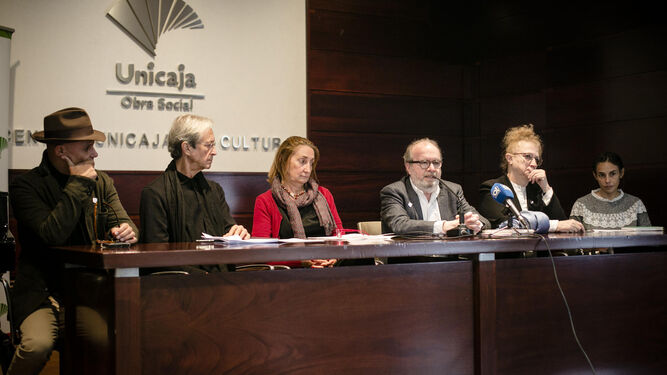 Los miembros del jurado, ayer en el Centro Unicaja de Cultura de Cádiz durante el fallo del premio.