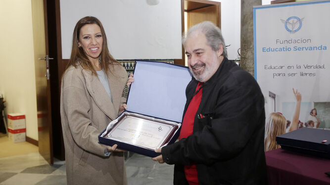 Ana Gómez, de Mujer Gadir, recibe la placa de Sánchez.