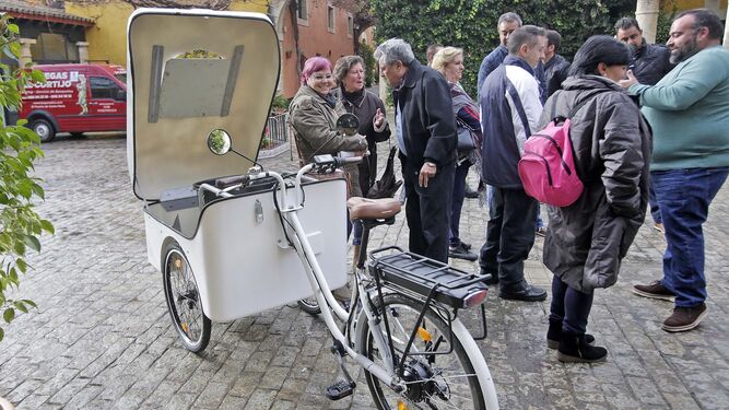 Uno de los nuevos triciclos eléctricos para el servicio de limpieza.