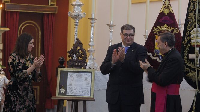 La alcaldesa, el hermano mayor del Huerto y el párroco de la Pastora, tras la entrega de la Medalla de la Ciudad a la cofradía hortelana.