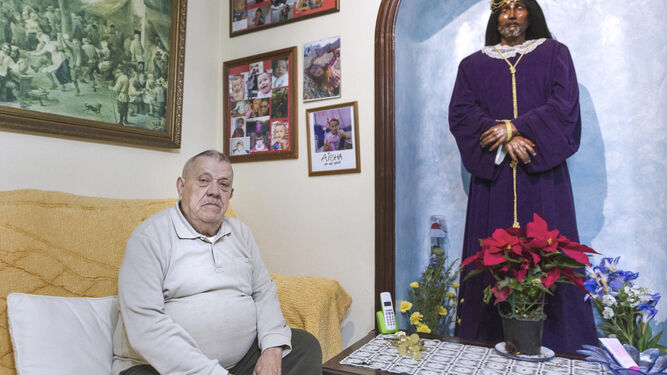 Sebastián Pérez en el salón de su casa junto al Cristo de la Amistad.
