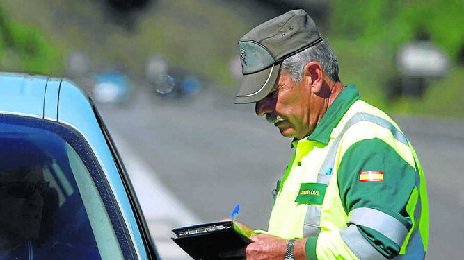 Un gesto cada vez más frecuente al volante. Una conductora hablando por el móvil mientras espera luz verde en un semáforo.
