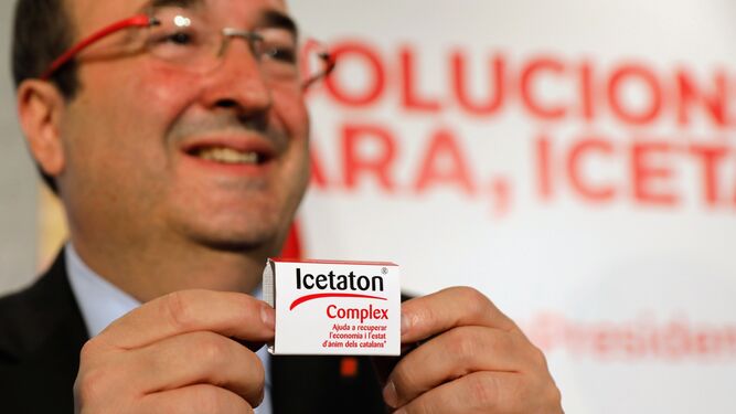 Miquel Iceta muestra 'Icetaton', unas pastillas, de caramelo, que según su propaganda dan ánimo a la ecomomía catalana.