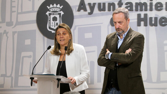 María Villademigo y Manuel Gómez, durante la rueda de prensa ofrecida esta mañana en el Ayuntamiento de la capital.