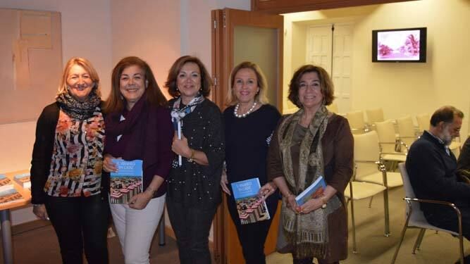 Marisa Ulibarri, Pilar Arias, Ángela Lanceta, Concha Moreno y Carmen Muñoz, durante la presentación en Cajasol