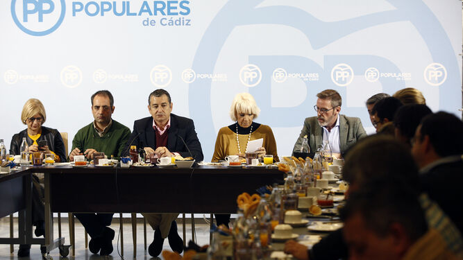 María José García-Pelayo, Antonio Saldaña, Antonio Sanz, Teófila Martínez y Daniel Nieto, en el desayuno de ayer.