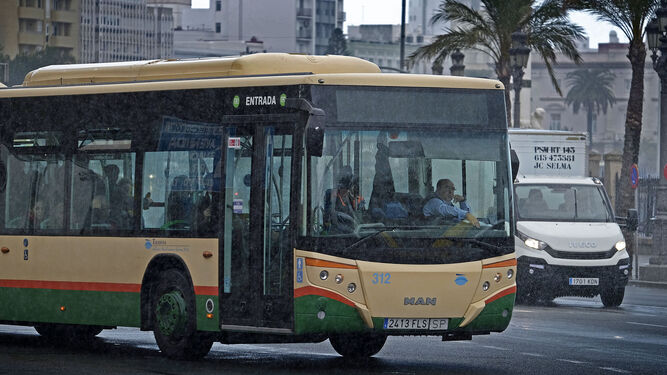 Un autobús urbano, circulando por la ciudad.