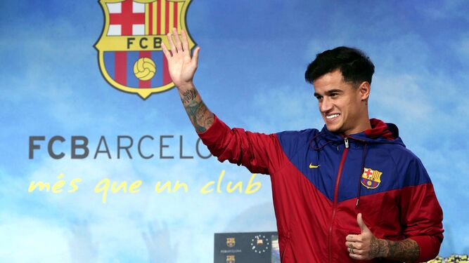 Coutinho posa saludando en las instalaciones del Barcelona.