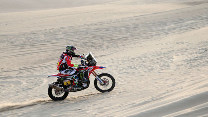 Joan Barreda conduce su moto por las dunas del desierto peruano durante la tercera jornada del Dakar.