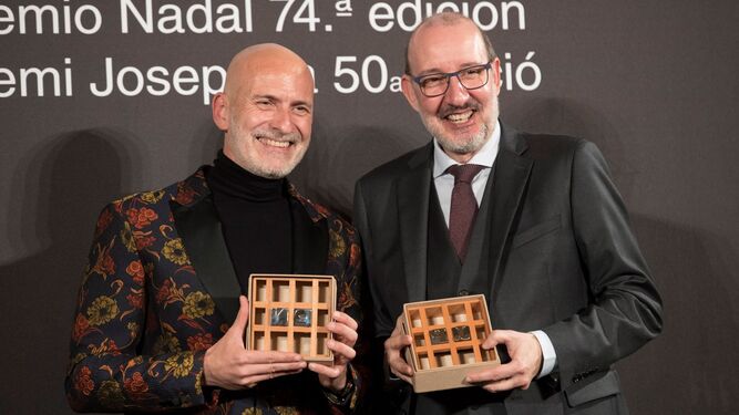 El escritor barcelonés Alejandro Palomas posa tras haber ganado la 74º edición del premio Nadal.