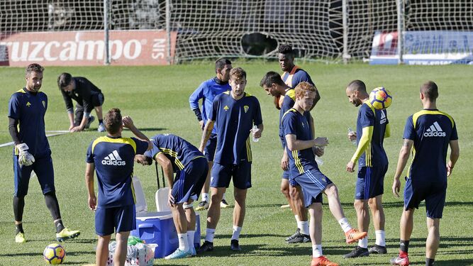 Los jugadores del Cádiz se refrescan durante un descanso en mitad de un entrenamiento.