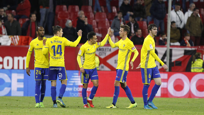 El goleador Álvaro García es felicitado por el canterano Sergio, con el debutante Eugeni junto a ellos.