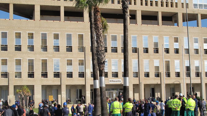 Imagen de archivo de la plantilla de Navantia Puerto Real durante una protesta frente al edificio de dirección.