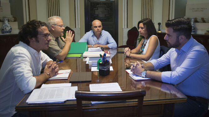 Imagen de una reunión entre José María González y Fran González acompañados de varios miembros de sus respectivos equipos.