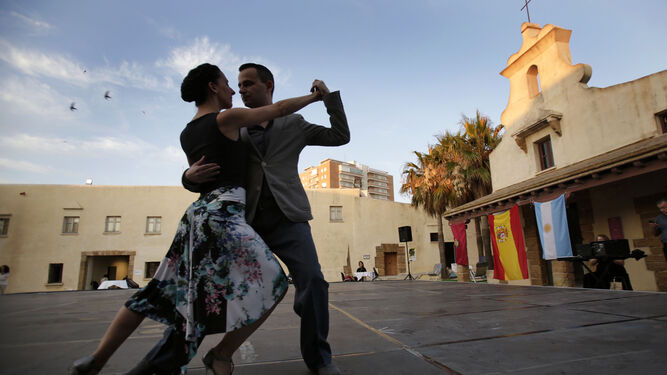 Una pareja baila tango en el Castillo de Santa Catalina.