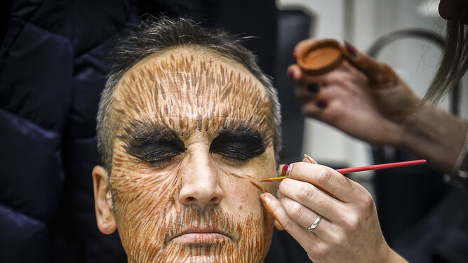 Carli Brihuega, en un momento de su complicado proceso de maquillaje.