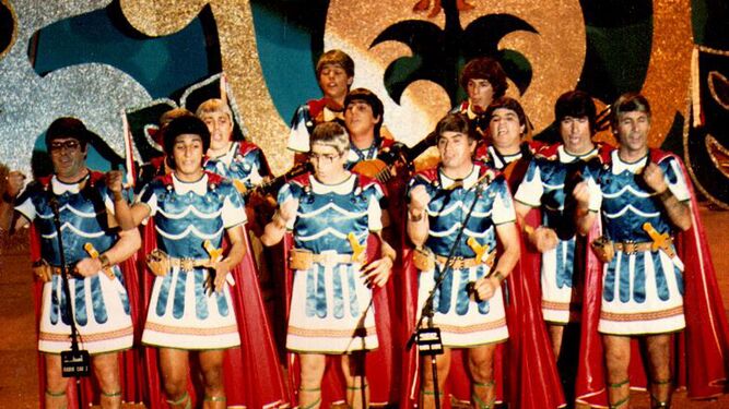 'Los romanos en C&aacute;diz', comparsa de Caraballo. Diego Caraballo llevaba al Teatro Falla en 1982 esta comparsa portuense que no logr&oacute; alcanzar la final.