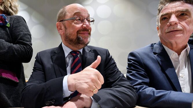 El presidente del Partido Socialdemócrata Alemán, Martin Schulz, saluda antes de comparecer junto a su compañero Michael Groschek.