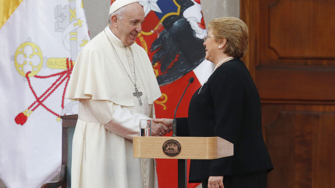 El papa Francisco saluda a Michelle Bachelet.